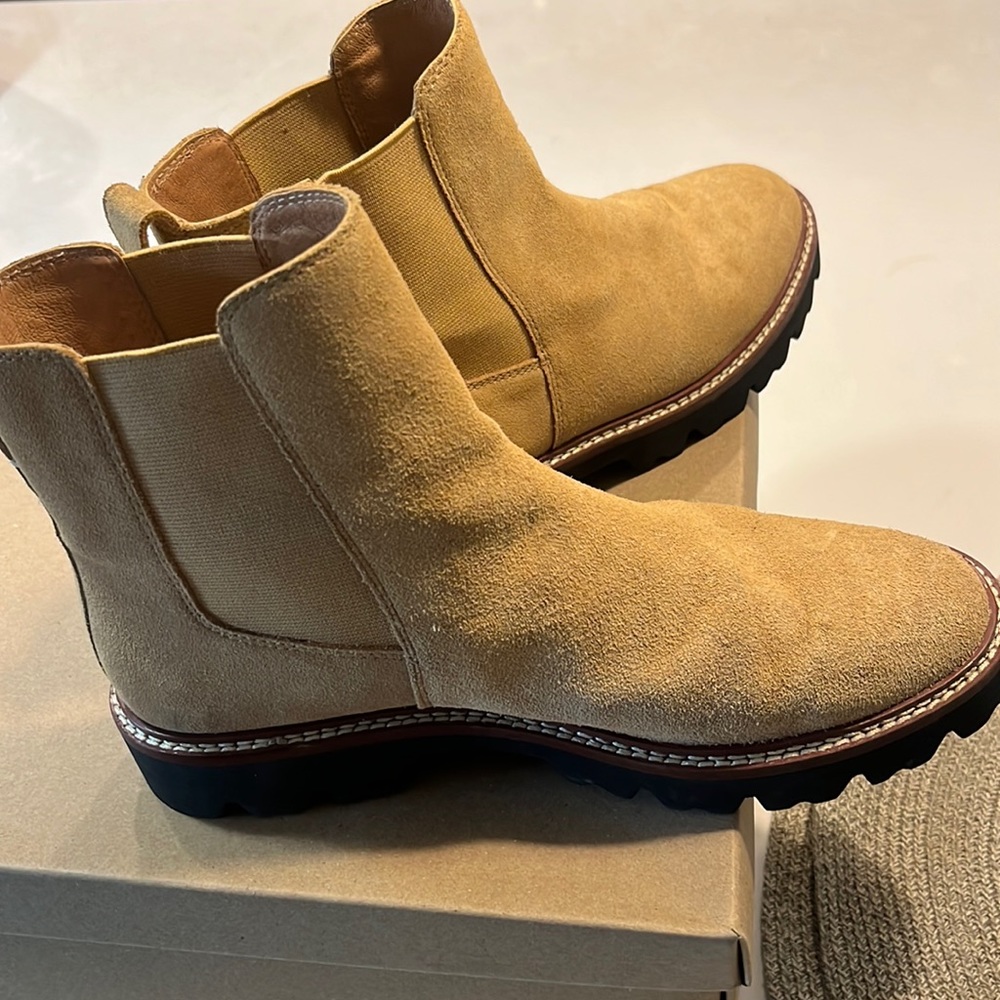 Madewell Chelsea boots in tan suede
